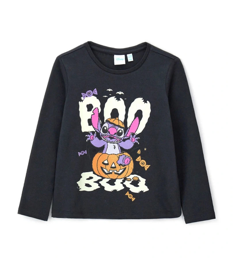 DISNEY-STITCH Παιδική Μπλούζα Halloween από 100% βαμβάκι, με μακριά μανίκια και στρογγυλή λαιμόκοψη. Το λαμπερό γκλίτερ σχέδιο μπροστά φωσφορίζει στο σκοτάδι, προσθέτοντας μια μαγική και παιχνιδιάρικη πινελιά στο στυλ. Ιδανική για μικρούς λάτρεις του αγαπημένου εξωγήινου Stitch! Ένα μοναδικό κομμάτι από τη συλλογή παιδικά ρούχα Disney, που συνδυάζει άνεση, ποιότητα και διασκεδαστικό design — τέλειο για το Halloween αλλά και για κάθε μέρα.