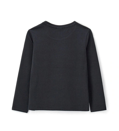 DISNEY-STITCH Παιδική Μπλούζα Halloween από 100% βαμβάκι, με μακριά μανίκια και στρογγυλή λαιμόκοψη. Το λαμπερό γκλίτερ σχέδιο μπροστά φωσφορίζει στο σκοτάδι, προσθέτοντας μια μαγική και παιχνιδιάρικη πινελιά στο στυλ. Ιδανική για μικρούς λάτρεις του αγαπημένου εξωγήινου Stitch! Ένα μοναδικό κομμάτι από τη συλλογή παιδικά ρούχα Disney, που συνδυάζει άνεση, ποιότητα και διασκεδαστικό design — τέλειο για το Halloween αλλά και για κάθε μέρα.