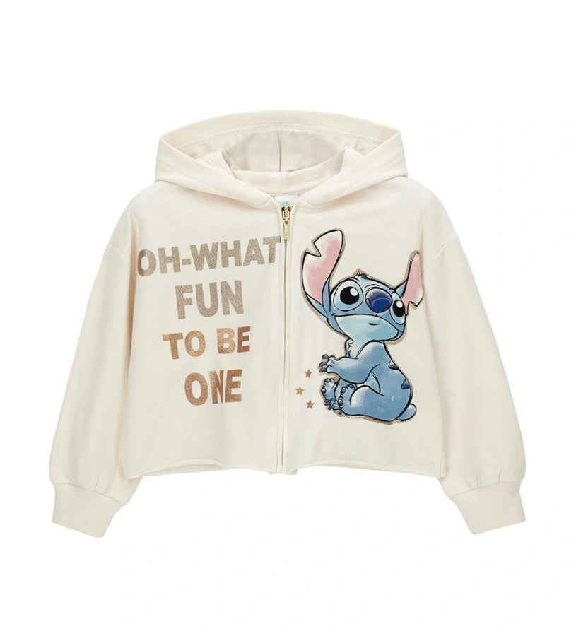 Παιδική ζακέτα Disney Stitch από ελαστικό βαμβάκι, με κουκούλα, μπροστινό φερμουάρ και απαλή φλις επένδυση εσωτερικά. Διακοσμημένο με τύπωμα του Stitch και γκλίτερ λεπτομέρειες στο μπροστινό μέρος, προσφέρει ζεστό και λαμπερό στυλ — ιδανικό για κοριτσίστικες casual εμφανίσεις.