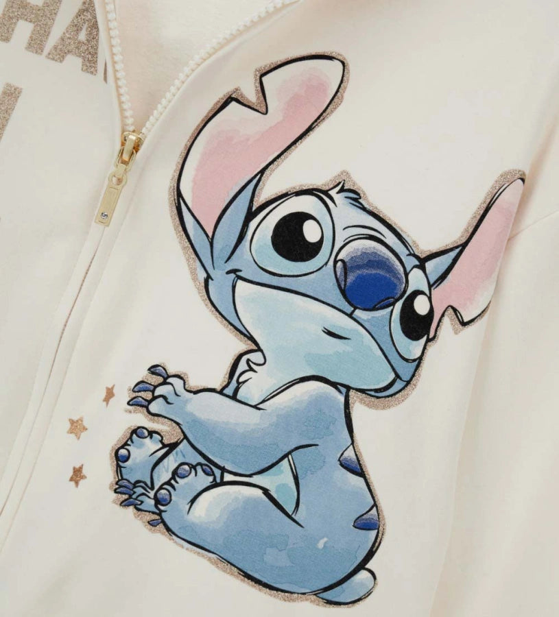 Παιδική ζακέτα Disney Stitch από ελαστικό βαμβάκι, με κουκούλα, μπροστινό φερμουάρ και απαλή φλις επένδυση εσωτερικά. Διακοσμημένο με τύπωμα του Stitch και γκλίτερ λεπτομέρειες στο μπροστινό μέρος, προσφέρει ζεστό και λαμπερό στυλ — ιδανικό για κοριτσίστικες casual εμφανίσεις.