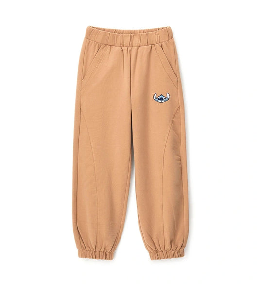 Παιδικό παντελόνι φόρμας Disney Stitch με άνετη ελαστική μέση και κέντημα του αγαπημένου χαρακτήρα στο μπροστινό μέρος. Απαλό, πρακτικό και εξαιρετικά χαριτωμένο, ιδανικό για καθημερινές εμφανίσεις με άνεση και στυλ.