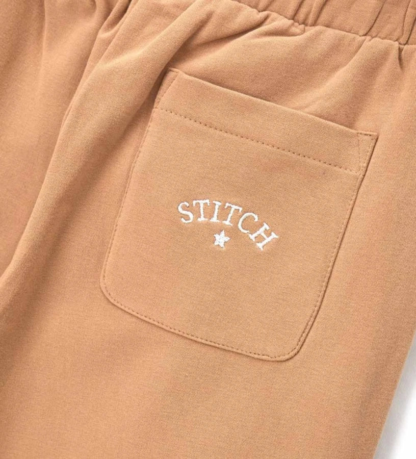 Παιδικό παντελόνι φόρμας Disney Stitch με άνετη ελαστική μέση και κέντημα του αγαπημένου χαρακτήρα στο μπροστινό μέρος. Απαλό, πρακτικό και εξαιρετικά χαριτωμένο, ιδανικό για καθημερινές εμφανίσεις με άνεση και στυλ.