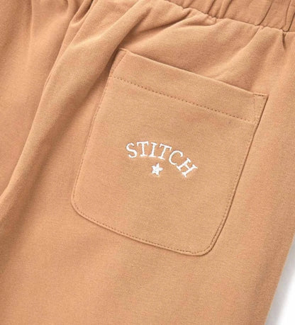 Παιδικό παντελόνι φόρμας Disney Stitch με άνετη ελαστική μέση και κέντημα του αγαπημένου χαρακτήρα στο μπροστινό μέρος. Απαλό, πρακτικό και εξαιρετικά χαριτωμένο, ιδανικό για καθημερινές εμφανίσεις με άνεση και στυλ.