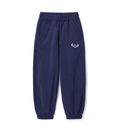 Παιδικό παντελόνι φόρμας Disney Stitch με άνετη ελαστική μέση και κέντημα του αγαπημένου χαρακτήρα στο μπροστινό μέρος. Απαλό, πρακτικό και εξαιρετικά χαριτωμένο, ιδανικό για καθημερινές εμφανίσεις με άνεση και στυλ.