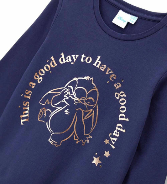 Παιδική μπλούζα Disney Stitch από ελαστικό βαμβάκι με μακριά μανίκια και στρογγυλή λαιμόκοψη. Διακοσμημένη με λαμπερό foil τύπωμα του Stitch και τρουκς, προσφέρει φωτεινό και μοντέρνο στυλ. Ιδανική για κοριτσίστικες εμφανίσεις με άνεση και λάμψη.