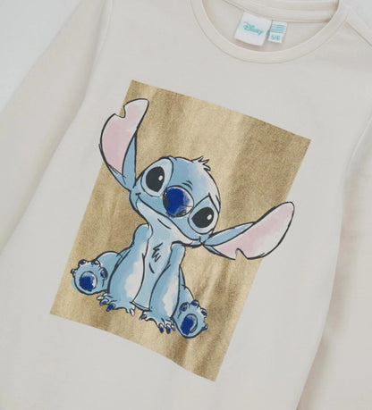 Παιδική μπλούζα Disney Stitch από ελαστικό βαμβάκι με μακριά μανίκια και στρογγυλή λαιμόκοψη. Διακοσμημένη με τύπωμα του Stitch στο μπροστινό μέρος και λαμπερές foil λεπτομέρειες, προσφέρει χαριτωμένο και μοντέρνο στυλ για κάθε μέρα.