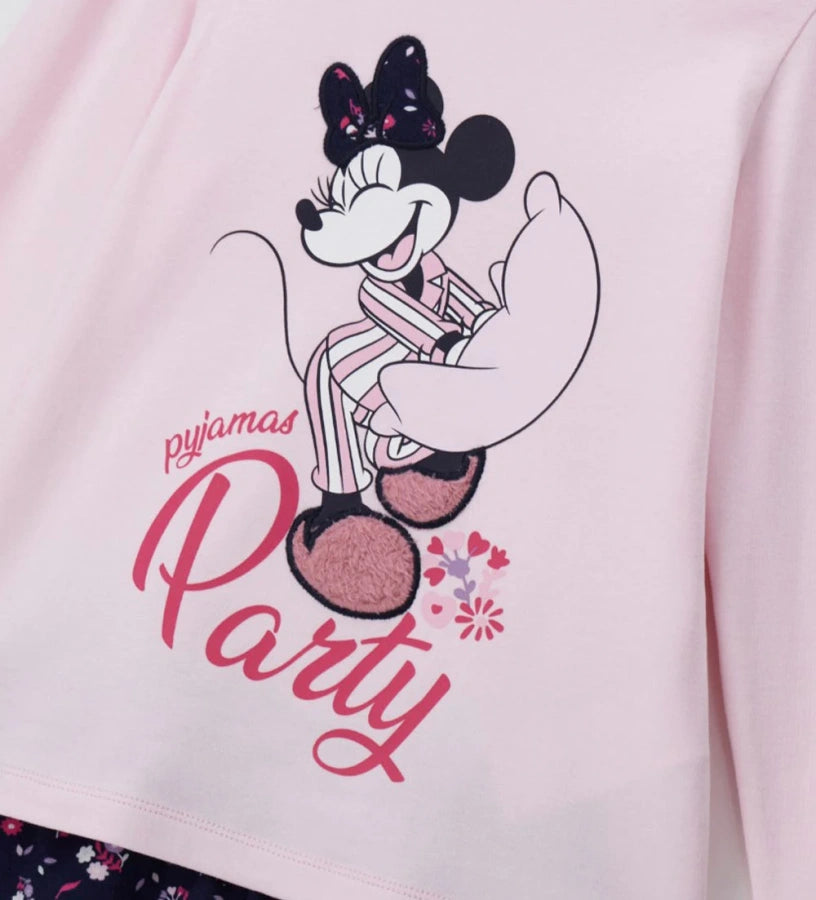 Πιτζάμα Disney Minnie Mouse από ζεστό βαμβάκι, με μπλούζα μακριάς μανίκας, τύπωμα μπροστά, στρογγυλή λαιμόκοψη και ριμπ τελειώματα, και παντελόνι σετ με allover τύπωμα, διακοσμητικό φιόγκο και ριμπ μανσέτες.