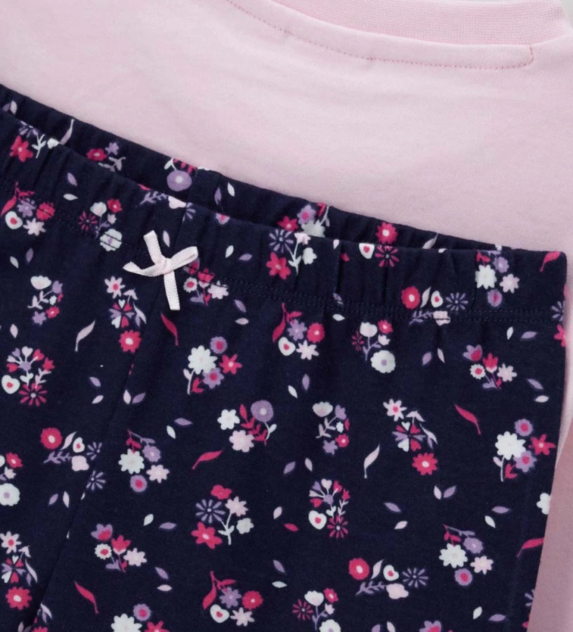 Πιτζάμα Disney Minnie Mouse από ζεστό βαμβάκι, με μπλούζα μακριάς μανίκας, τύπωμα μπροστά, στρογγυλή λαιμόκοψη και ριμπ τελειώματα, και παντελόνι σετ με allover τύπωμα, διακοσμητικό φιόγκο και ριμπ μανσέτες.