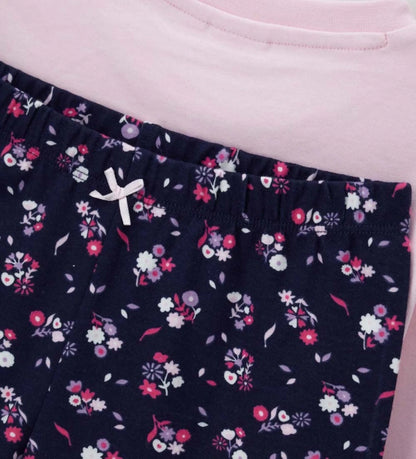 Πιτζάμα Disney Minnie Mouse από ζεστό βαμβάκι, με μπλούζα μακριάς μανίκας, τύπωμα μπροστά, στρογγυλή λαιμόκοψη και ριμπ τελειώματα, και παντελόνι σετ με allover τύπωμα, διακοσμητικό φιόγκο και ριμπ μανσέτες.