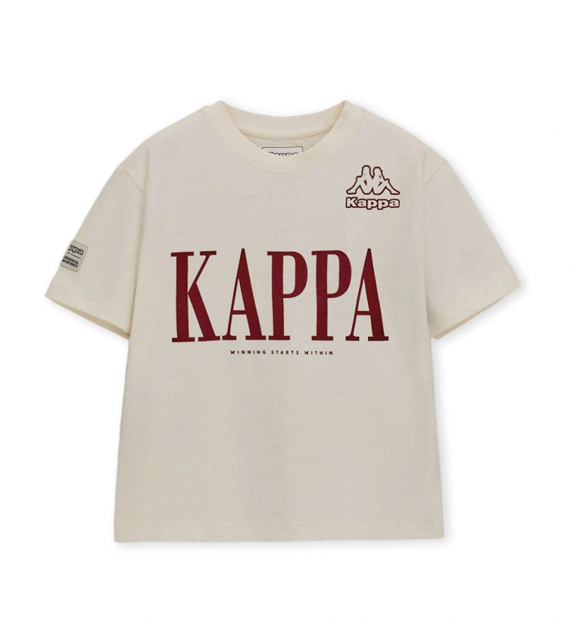 Μπροστινή όψη από οφ-γουάιτ αγορίστικο t-shirt Original Marines x Kappa με στάμπα "KAPPA" και σήμα στο στήθος.