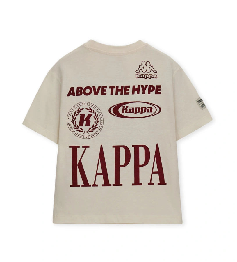 Μπροστινή όψη από οφ-γουάιτ αγορίστικο t-shirt Original Marines x Kappa με στάμπα "KAPPA" και σήμα στο στήθος.