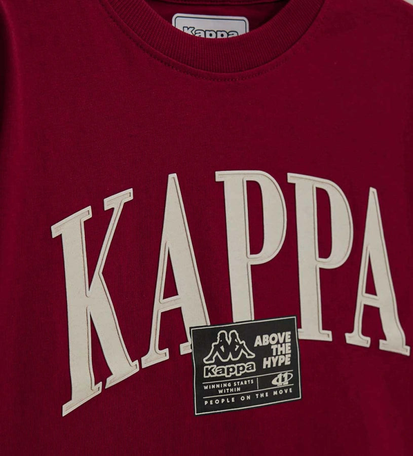 Μπροστινή όψη από μπορντό αγορίστικο t-shirt Original Marines x Kappa με λευκή στάμπα "KAPPA" και σήμα στο στήθος.