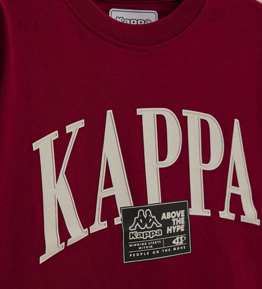 Μπροστινή όψη από μπορντό αγορίστικο t-shirt Original Marines x Kappa με λευκή στάμπα "KAPPA" και σήμα στο στήθος.