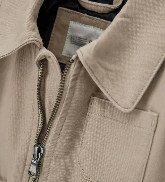 Λεπτομέρεια από την patch τσέπη και το φερμουάρ στο παιδικό τζάκετ.