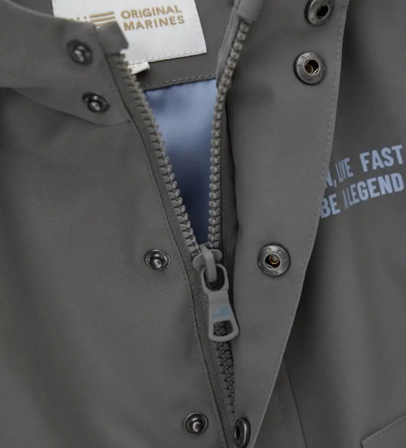 Κοντινό πλάνο στην εξωτερική τσέπη με φερμουάρ και την ποιότητα του nylon υφάσματος.