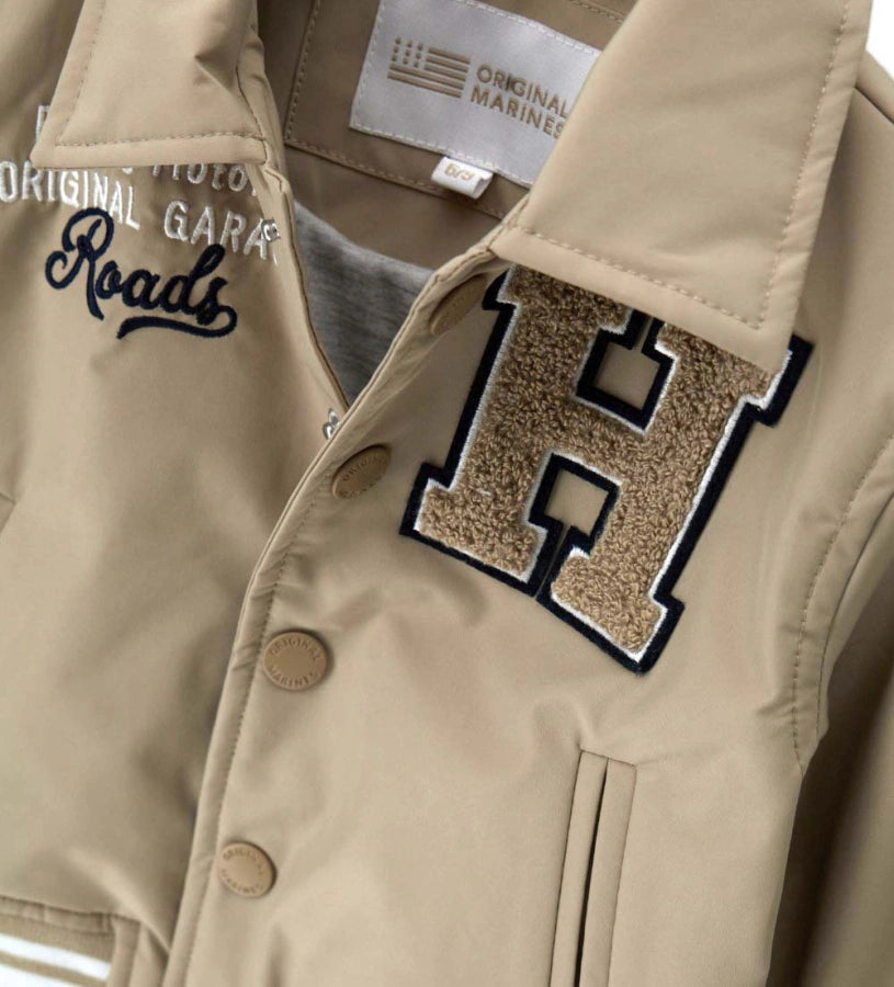 Παιδικό μπουφάν bomber για αγόρι με επένδυση, γιακά πουκάμισου και patches.