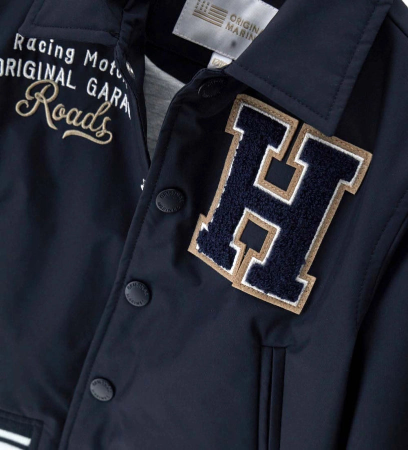 Λεπτομέρεια από το πρωτότυπο τύπωμα στην πλάτη του αγορίστικου νάιλον μπουφάν.