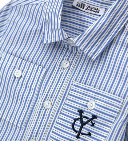 Κοντινό πλάνο στην μπροστινή τσέπη με το διακριτικό κέντημα και το ριγέ μοτίβο του πουκαμίσου.