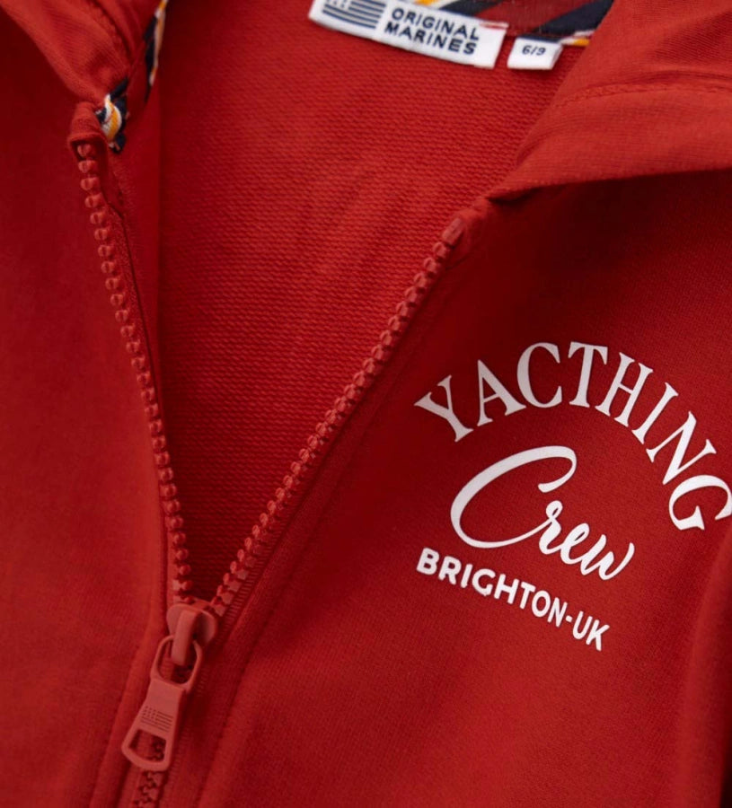 Λεπτομέρεια από το τύπωμα στην πλάτη και την κουκούλα του αγορίστικου hoodie.