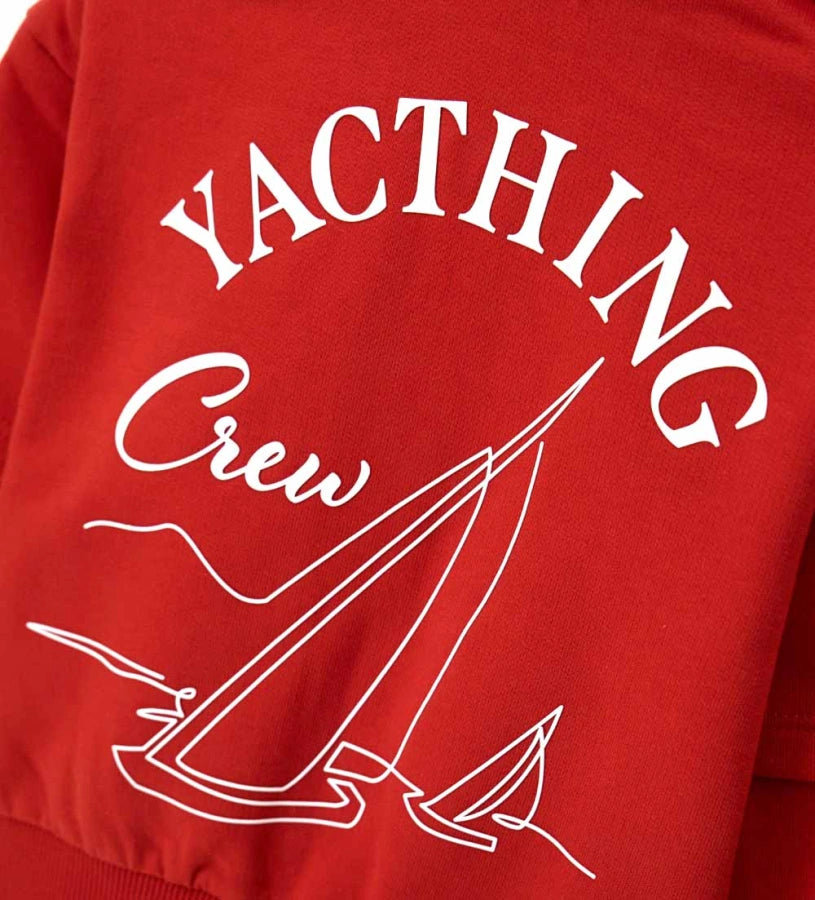 Λεπτομέρεια από το τύπωμα στην πλάτη και την κουκούλα του αγορίστικου hoodie.