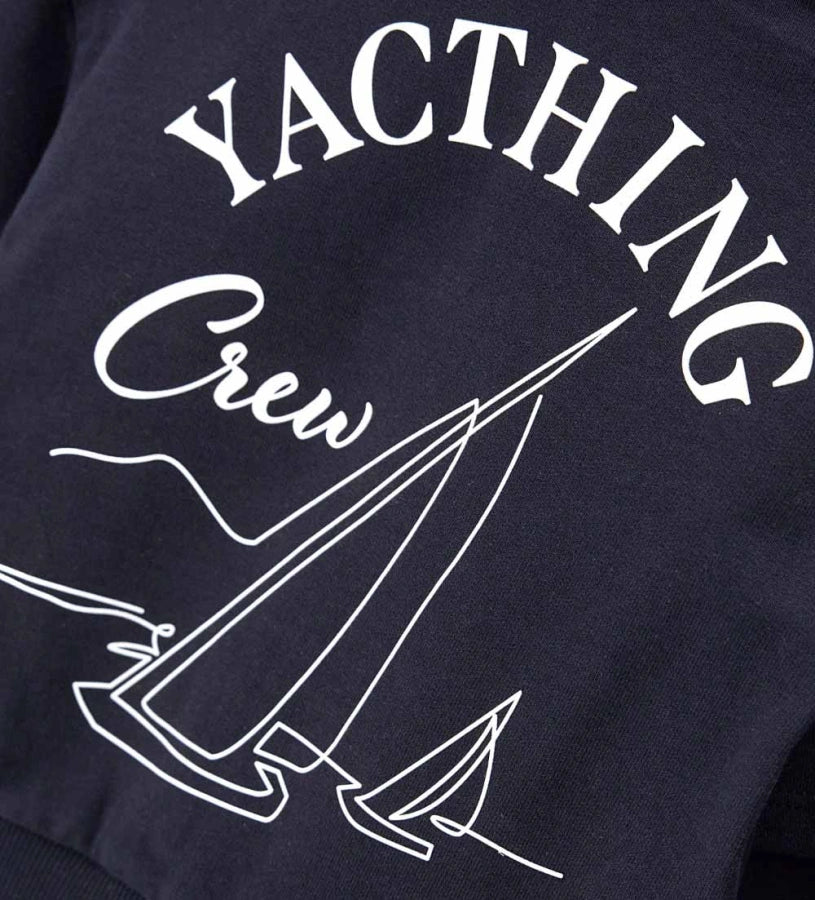 Λεπτομέρεια από το τύπωμα στην πλάτη και την κουκούλα του αγορίστικου hoodie.