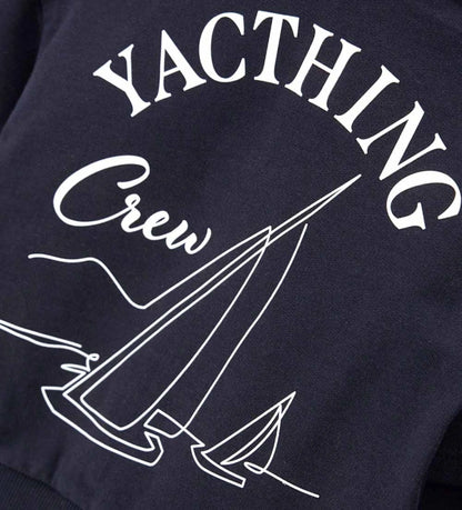 Λεπτομέρεια από το τύπωμα στην πλάτη και την κουκούλα του αγορίστικου hoodie.