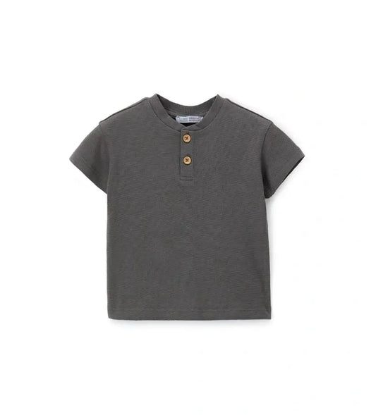 Παιδικό μπλουζάκι για αγόρι Henley σε μπλε χρώμα από βαμβακερό jersey με κουμπιά.