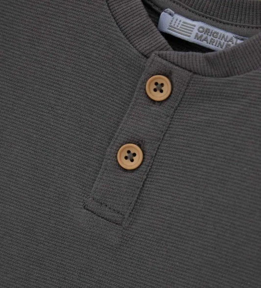 Κοντινή λήψη στη λαιμόκοψη και τα κουμπιά του παιδικού Henley T-shirt Original Marines.