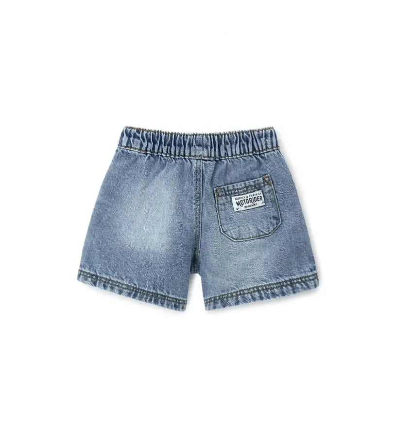 Η πίσω όψη της denim βερμούδας που δείχνει τις πρακτικές τσέπες και την άνετη γραμμή.