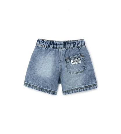 Η πίσω όψη της denim βερμούδας που δείχνει τις πρακτικές τσέπες και την άνετη γραμμή.