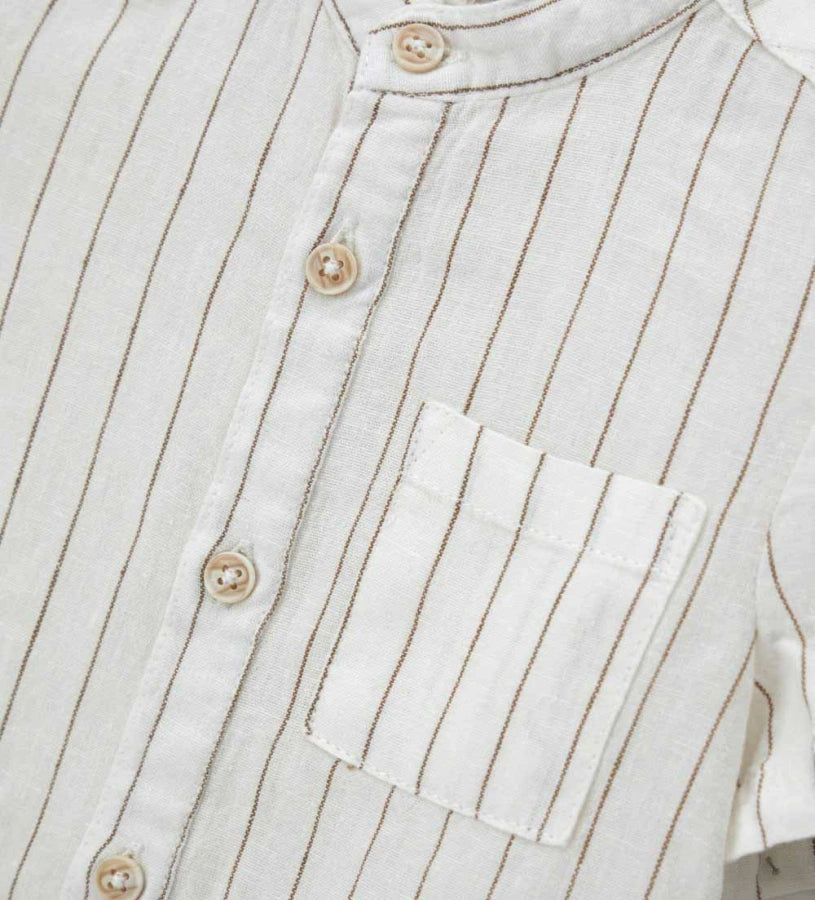 Λεπτομέρεια από τα κουμπιά και την ύφανση του αγορίστικου λινού πουκαμίσου.