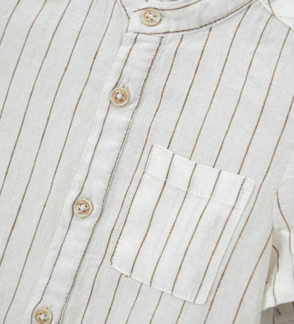 Λεπτομέρεια από τα κουμπιά και την ύφανση του αγορίστικου λινού πουκαμίσου.