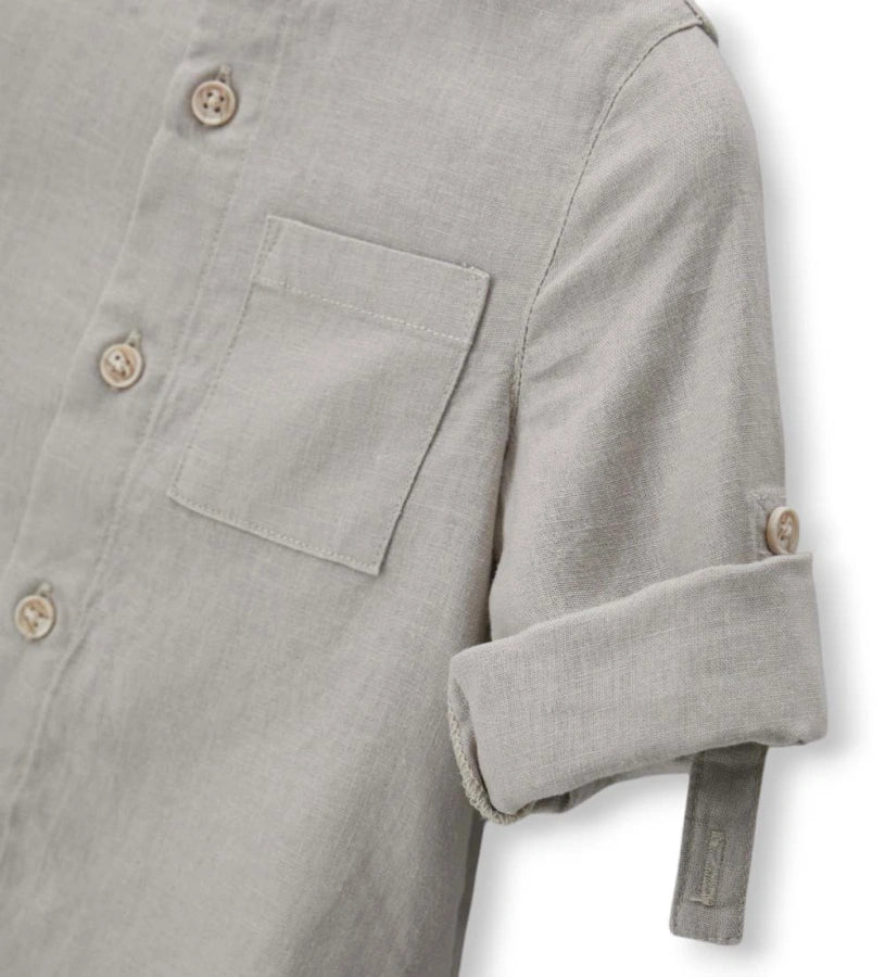 Λεπτομέρεια από την τσέπη στο στήθος και τα κουμπιά στο παιδικό λινό πουκάμισο.
