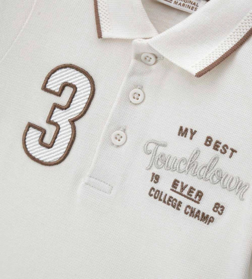 Λεπτομέρεια από τον γιακά και τα ριμπ τελειώματα με τις χρωματικές αντιθέσεις στο παιδικό πόλο.