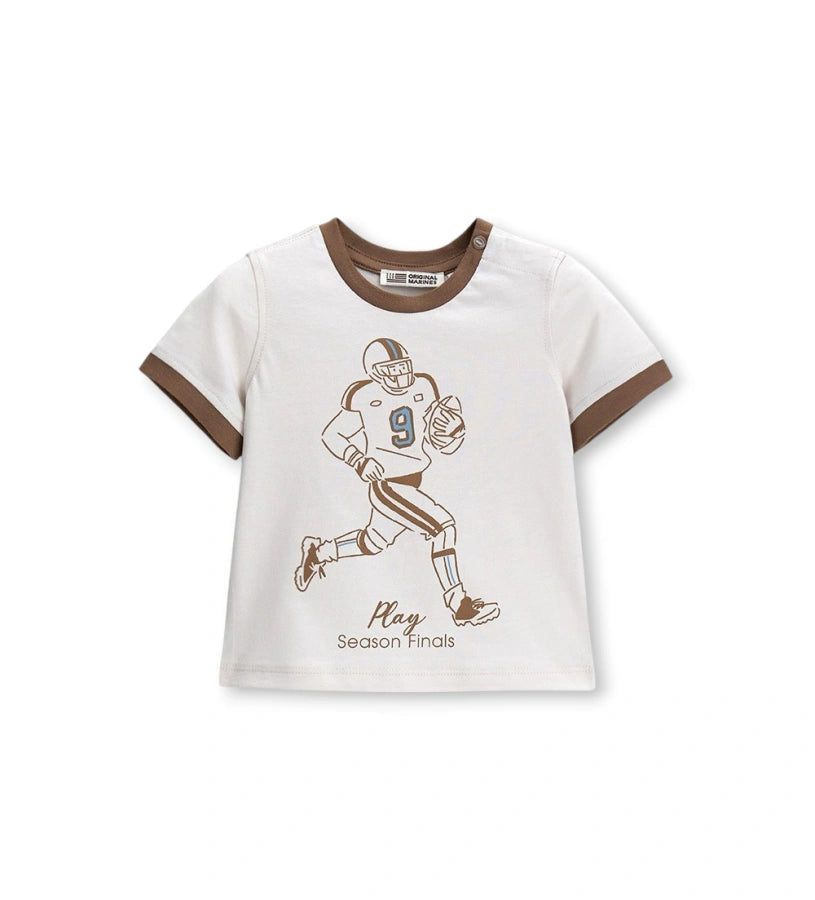 Παιδικό T-shirt για αγόρι σε λευκό χρώμα με μοντέρνο τύπωμα και ριγέ λαιμόκοψη.