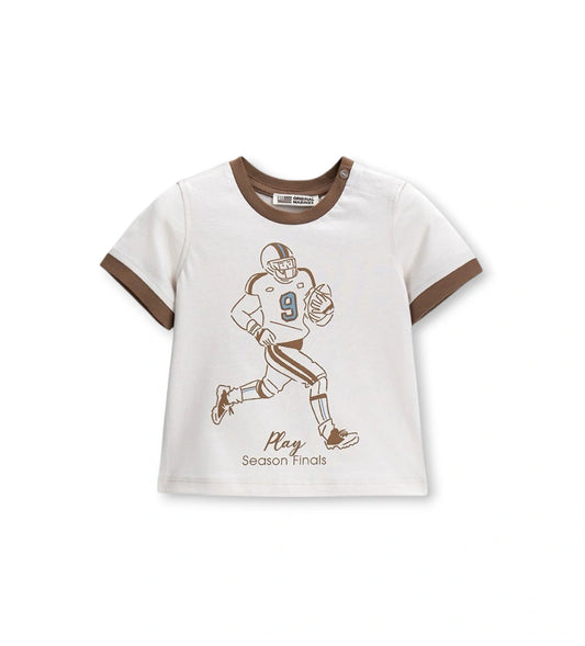 Παιδικό T-shirt για αγόρι σε λευκό χρώμα με μοντέρνο τύπωμα και ριγέ λαιμόκοψη.