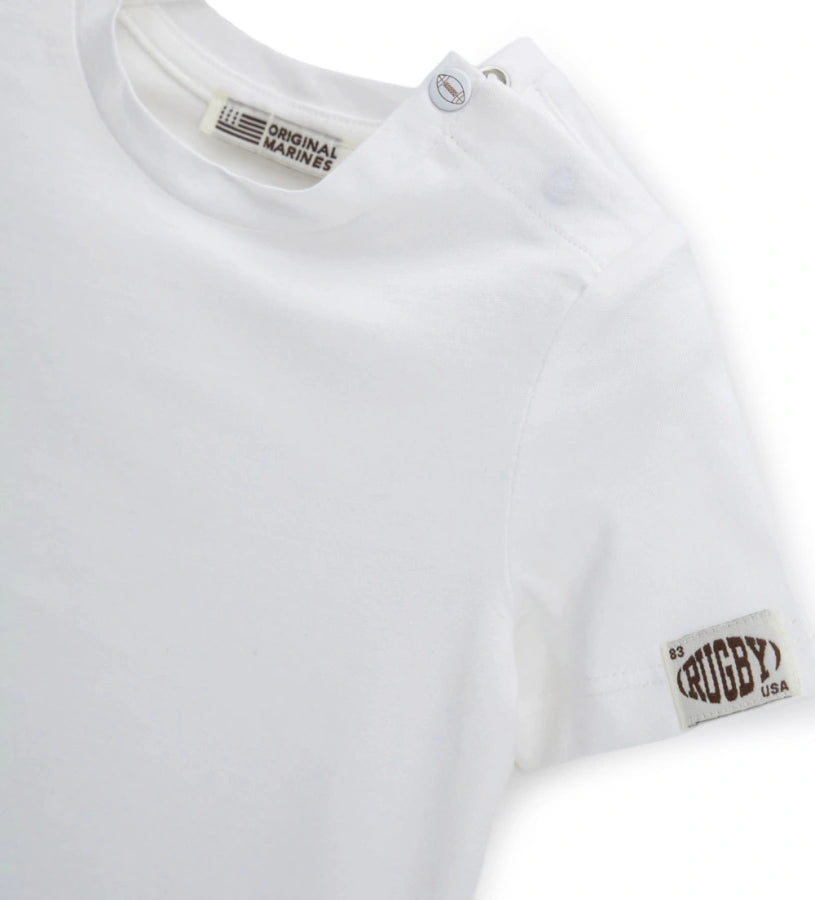 Λεπτομέρεια από τη λαιμόκοψη και το παιχνιδιάρικο τύπωμα του αγορίστικου jersey T-shirt.