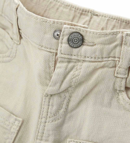 Λεπτομέρεια από τις πίσω τσέπες και τη ραφή της βαμβακερής παιδικής βερμούδας.