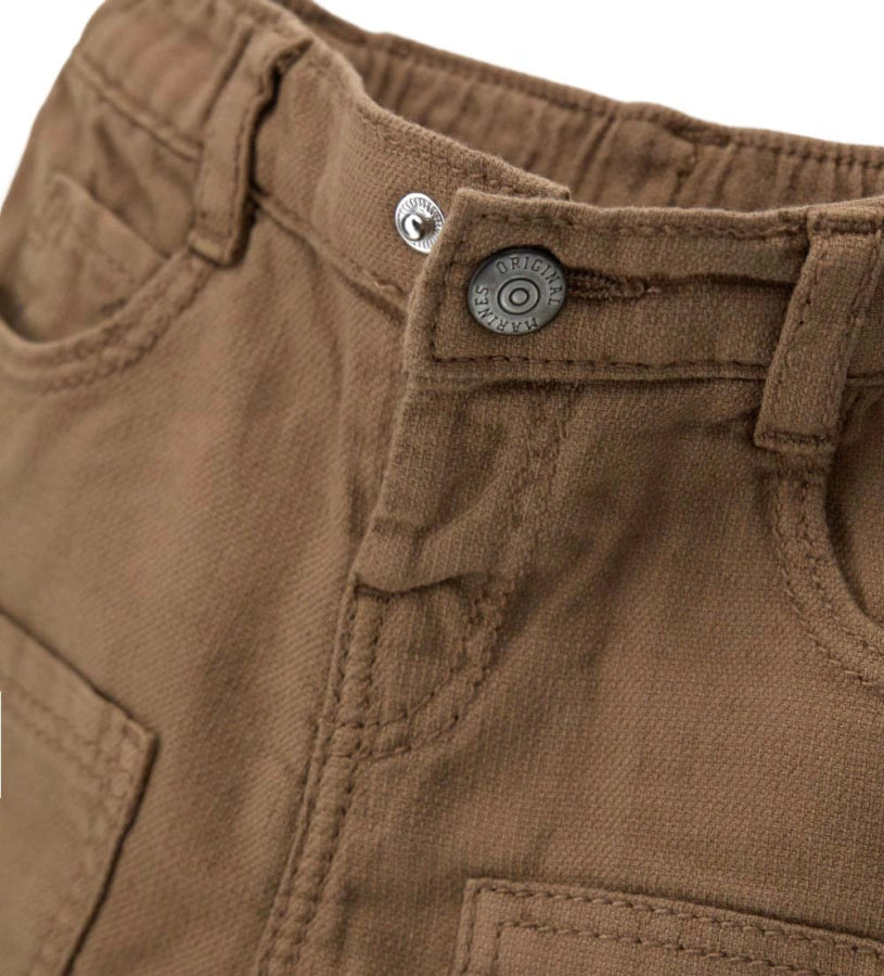 Λεπτομέρεια από τις πίσω τσέπες και τη ραφή της βαμβακερής παιδικής βερμούδας.