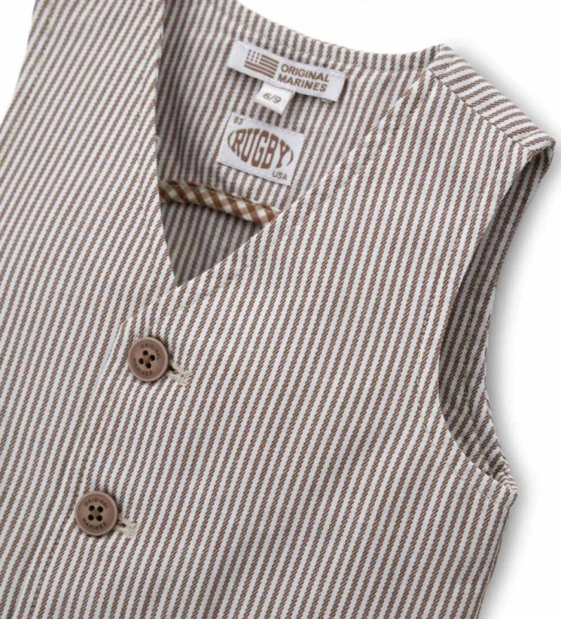 Λεπτομέρεια από τη ριγέ ύφανση shuttle-weave και τα κουμπιά του αγορίστικου γιλέκου.