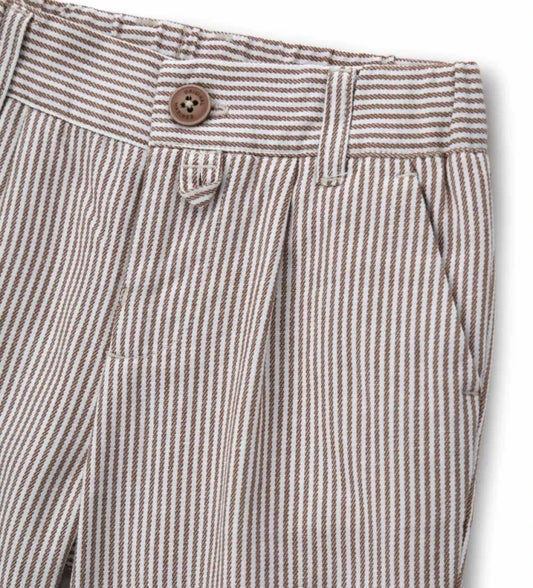 Λεπτομέρεια από τις πίσω τσέπες φιλέτο και τη ριγέ ύφανση του αγορίστικου παντελονιού.