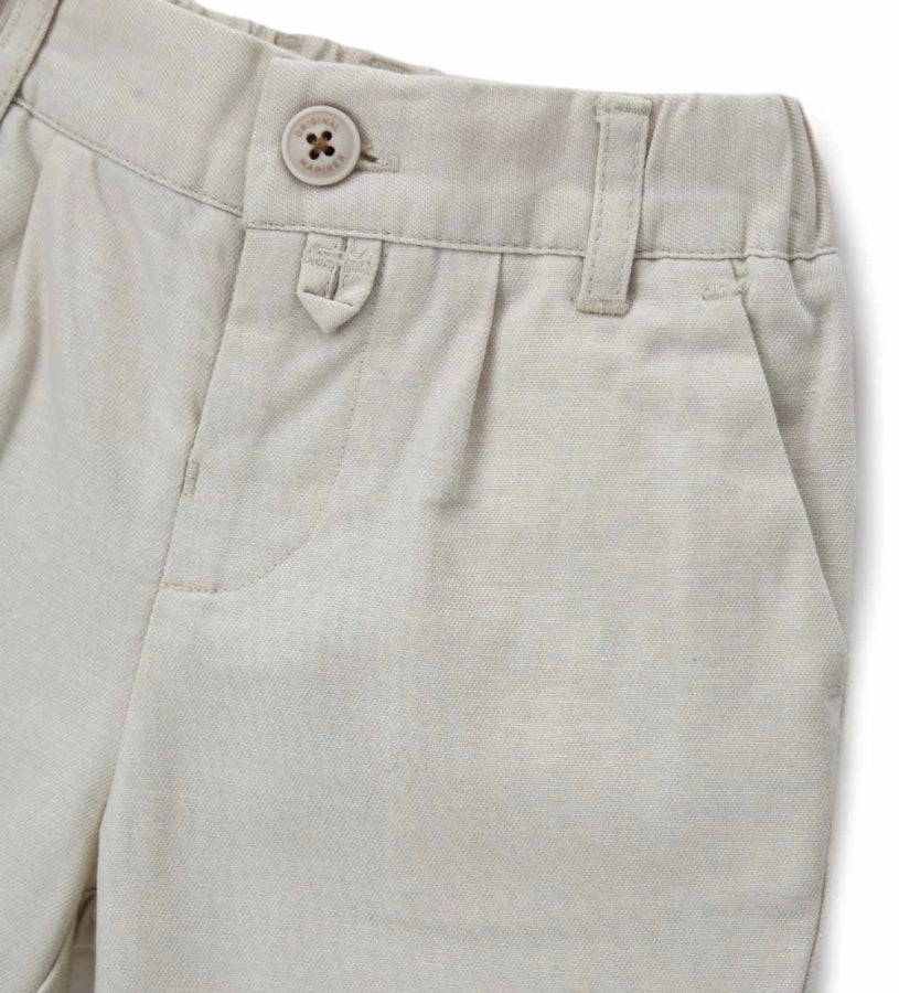 Λεπτομέρεια από τις πιέτες και τις μπροστινές τσέπες του αγορίστικου παντελονιού.