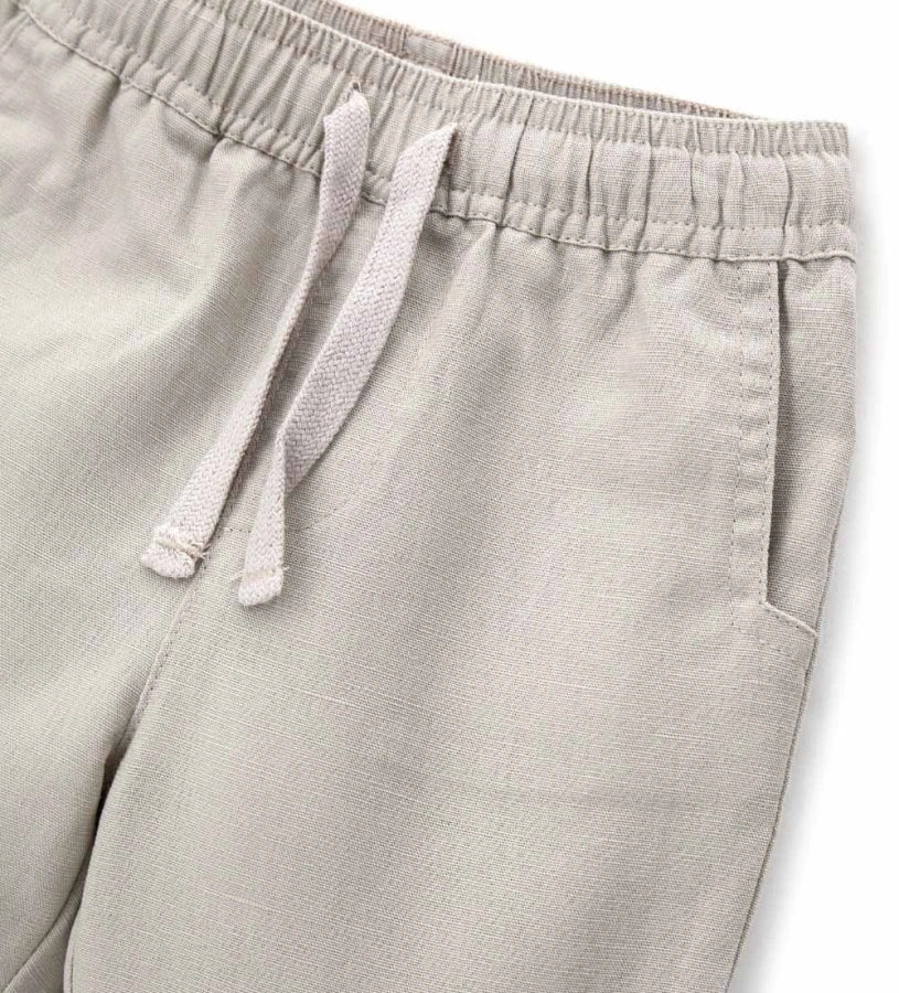 Λεπτομέρεια από το ρυθμιζόμενο κορδόνι και τις μπροστινές τσέπες του αγορίστικου παντελονιού.