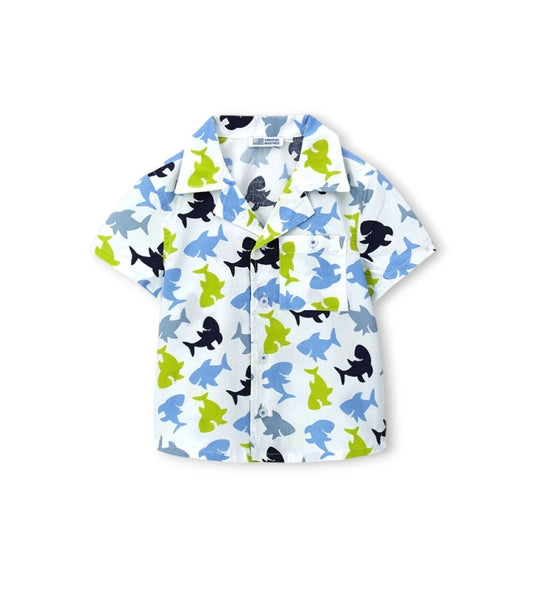 Παιδικό πουκάμισο ποπλίνα για αγόρι με πολύχρωμο καλοκαιρινό τύπωμα και κοντά μανίκια.