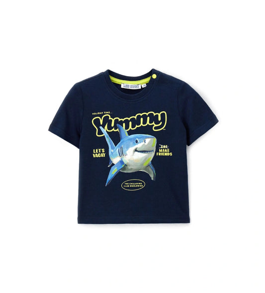 Παιδικό T-shirt για αγόρι σε μπλε χρώμα με μοντέρνο τύπωμα και στρογγυλή λαιμόκοψη.