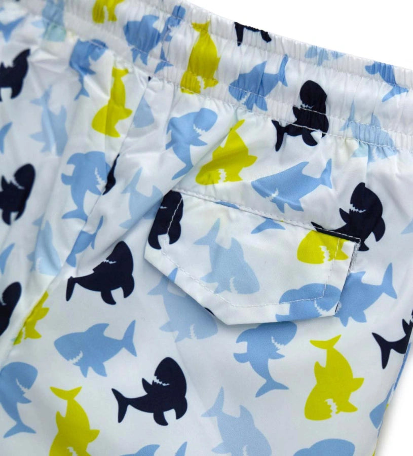 Λεπτομέρεια από το ρυθμιζόμενο κορδόνι και το ύφασμα του αγορίστικου μαγιό.