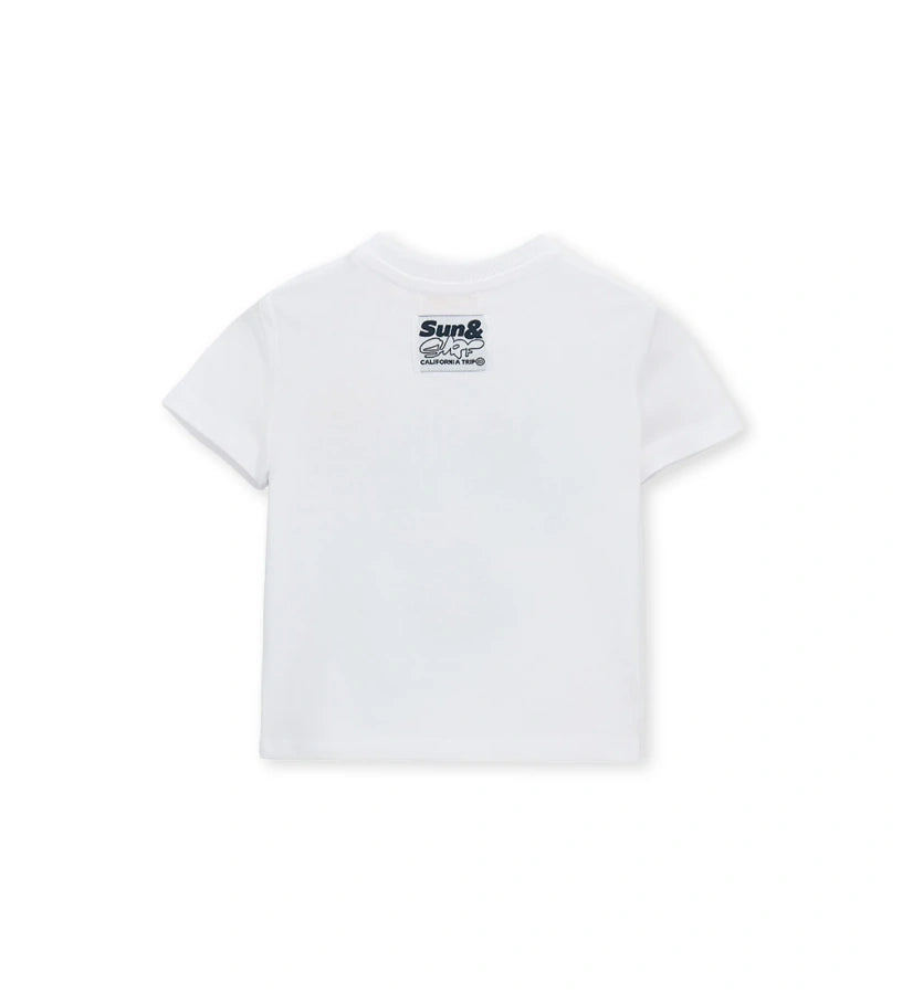 Μπροστινή όψη του λευκού αγορίστικου T-shirt με στρογγυλή λαιμόκοψη και κοντά μανίκια.