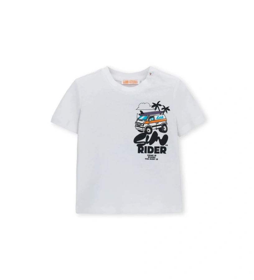 Λευκό αγορίστικο T-shirt με μεγάλη στάμπα "The Sunrider" στην πλάτη που απεικονίζει σκηνή σερφ.