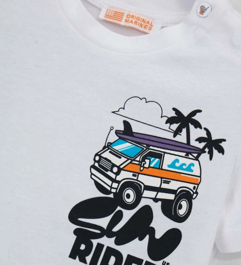 Λευκό αγορίστικο T-shirt με μεγάλη στάμπα "The Sunrider" στην πλάτη που απεικονίζει σκηνή σερφ.