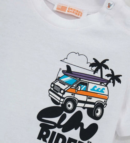 Λευκό αγορίστικο T-shirt με μεγάλη στάμπα "The Sunrider" στην πλάτη που απεικονίζει σκηνή σερφ.